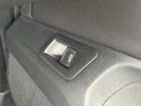 運転席からも操作可能。便利なパワーテールゲートスイッチを装備。荷物の積み降ろしもスムーズです。