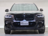 【キドニーグリル】BMWの代名詞。一目見ただけでBMWであると認識できる確固たるアイコンとして存在感を放ちます。