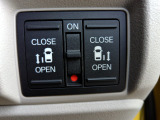 両側電動スライドドア。荷物で手が塞がる時など簡単にドアの開閉が出来ます。何より力いらずで開閉OK。女性やお年寄りにも優しい。電動機能はOFFにもできますから元気なお子様の駆け出しも安心。