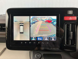 360度ビューカメラを搭載。4方の小型カメラの映像を処理し、車両真上からの映像に変換しています。