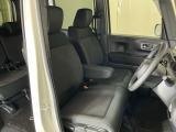 【ベンチシート】運転席と助手席の移動もスムーズ!狭い駐車場での乗り降りや、お子様の乗り降りにも便利です。座席の間にコンソールボックスやドリンクホルダーがないため、車内空間が広く感じます。