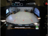 後方映像を11.6インチディスプレイに表示し、ステアリング連動ガイドラインが駐車をサポート。さらに後退時はリヤ4センサーが障害物を検知し、必要に応じてブレーキが作動します。