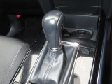CX-30のシフトレバーです。MTモード付きの6ATで、しなやかな走りを支えます。また、足元にはフロアマットも装着済みです。