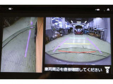 左側面モニターも装備。駐車枠や隣のクルマなど周囲との位置関係がよくわかり、駐車しやすいですよ。運転席からは目視できない助手席側の側面も見えますので、路肩に幅寄せする際なども安心です。
