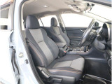 運転席シートは、座り心地を追求した座面構造を採用しています。そのため、近場へのちょっとした移動からロングドライブまで、あらゆるシーンで快適なドライビングをお楽しみいただけます。