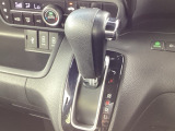 【eコンスイッチ】低燃費運転をサポートするECONモード。スイッチをONすると、エンジンやトランスミッション、A/Cなどを協調制御し、燃費の向上に貢献。エコドライブの効果を高めます。