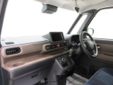 ダイハツのお店では、ダイハツ車を知り尽くしたプロフェッショナルが、専用の診断機器を使って各システムを点検しております。