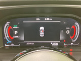見やすいデザインのメーターで、運転に集中できます。車両情報もすぐに確認でき、安全運転をサポートします。