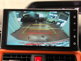 【バックカメラ】 駐車時に車両後方の様子を見ることができるので、運転の不安を軽くします。
