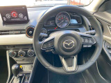 運転席に座った瞬間から走りの高揚感を高めるコクピットデザイン。手元で直感的に操作できるスイッチ類と視認性に優れたメーター配置で、人と車の一体感(人馬一体)を演出する上質な運転空間です。
