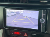 【バックカメラ】駐車時に後方がリアルタイム映像で確認できます。大型商業施設や立体駐車場での駐車時や、夜間のバック時に大活躍!運転スキルに関わらず、今や必須となった装備のひとつです!