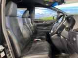 運転席まわりには十分なスペースがあり、大柄な方でもゆったり運転していただける環境です。