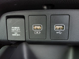 【POWEROUTLET】12V電源ソケットを設置しております。周辺機器の充電にご利用頂けます。便利なUSBジャックも付いています。