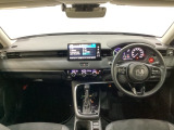 車内は光触媒抗菌消臭施工済です。スタイリッシュなデザインでスポーティなインパネ周りを演出します。グローブボックスやカップホルダーのほかにトレーなどたくさんの収納スペースが付いています。