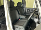【ベンチシート】運転席と助手席の移動もスムーズ!狭い駐車場での乗り降りや、お子様の乗り降りにも便利です。座席の間にコンソールボックスやドリンクホルダーがないため、車内空間が広く感じます。