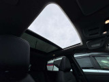 大きく開くサンルーフが付いています!運転席側は開くことが出来て、解放感のとてもあるドライブを楽しんでいただけます!後部座席もガラスルーフになって、明るい室内で印象がすごく良くなりますね!!