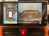 【パノラマモニター】 上から見下ろしたような映像が、運転の不安を軽くします。