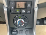 お好みの温度に合わせれば自動的に調節、オートエアコン装備。年中快適な車内。