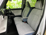運転席からの眺めは広く、運転に集中できます。操作性も高く、快適なドライビングをサポートします。