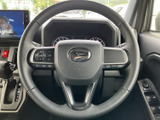 握りやすい形状で、運転操作をサポート。操作しやすい位置に配置されたスイッチで、快適なドライブを演出します。