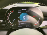 車両情報がひと目で確認できるモニター画面。運転に必要な情報を分かりやすく表示し、安全運転をサポートします。運転状況を常に把握できます。