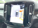 【360&deg;ビューカメラ】4台の高解像度カメラで360度の鳥瞰図を表示。隣の車や壁、死角にある障害物などを画面で確認できるため、狭いスペースでの駐車・出入りも安心です。