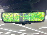 【デジタルインナーミラー】後席の大きな荷物や同乗者で後方が確認しづらい時でも安心!カメラが撮影した車両後方の映像をルームミラー内に表示。クリアな視界で状況の確認が可能です!