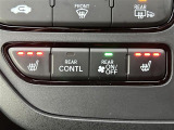 【シートヒーター】寒い日はもちろん、夏の冷房中にも効果を発揮します。長時間座っていると負担のかかりやすい背中や腰、寒い日に冷えやすい脚部に快適なぬくもりを伝えます。