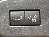 【パワーバックドア】スマートキーや運転席のボタンを押すだけでリアゲートが自動で開閉します!荷物を持っている時や、高い位置にあるバックドアを閉める際に便利な機能です♪