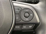 前方の車との車間を設定し、スピードを上げたり緩めたりを自動で行ってくれる追尾式の「レーダークルーズ」。上級装備の一つです!高級車にしかつかない嬉しい機能です。