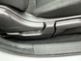 運転席はラチェット式レバーで高さも調整できます