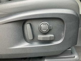 【14ウェイ電動フロントシート】クッション前後、クッション高さ、クッションチルト、電動リクライニング、電動クッションボルスター、4ウェイランバーの調節で最適なポジションで運転をお楽しみいただけます。