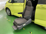 車いすからの乗り降りがしやすい高さまで電動でリフトします