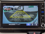 目安となるガイドライン付きのバックカメラを装備しているので、慣れない場所での車庫入れも安心です。
