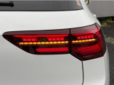 LEDテールランプ(ダイナミックターンインジケーター付き)特徴的な流れる配光パターンによって後続車からの視認性が高まり、万一の追突の危険性を軽減します。