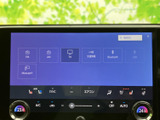 多彩な機能を一台に集約したディスプレイ。ラジオや音楽、TVなど、運転中も快適な時間を過ごせるでしょう。Bluetooth接続でスマホとの連携も簡単です。