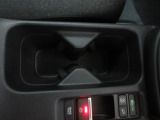 運転席からも助手席からも手の届きやすい位置にドリンクホルダーが付いています。