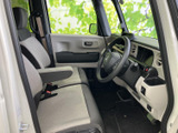 乗車しやすい空間設計で、ゆったりとくつろげるシート。長距離の移動も疲れにくく、快適な時間を過ごせます。家族や友人とのお出かけに。