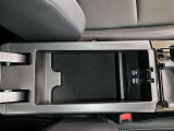 アクセサリーソケットや、携帯の充電などに便利な充電用USBポート(USB Type-C)を装備!車内にあると便利なアイテムのひとつですね