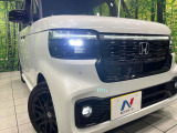 【LEDヘッドライト】悪天候や夜間走行時も良好な視界を確保し安心して運転できる高輝度LEDヘッドライトを装備!点灯速度が早く、消費電力も抑えられています。