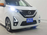高輝度で点灯速度が速く、しかも消費電力の少ないLEDヘッドライトが装備されています!LEDの明るい光が走行中の視界の確保をサポートして、夜のドライブがより楽しく安全に運転できます♪