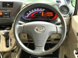 インテリアに合わせたデザインのステアリングは、運転される方のことも考え、運転しやすい形状、大きさです。是非一度、実際に触ってお確かめください。