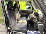 運転席まわりには十分なスペースがあり、大柄な方でもゆったり運転していただける環境です。