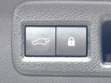 【パワーバックドア】スマートキーや運転席のボタンを押すだけでリアゲートが自動で開閉します!荷物を持っている時や、高い位置にあるバックドアを閉める際に便利な機能です♪