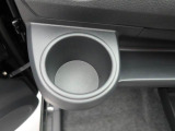 【カップホルダー】エアコン吹き出し口下部に設置されていますので使いやすさバッチリ!運転席から手の届くちょうどの位置です!