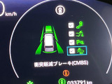 【ホンダセンシング】走行中に前方の車両等を認識し、衝突しそうな時は警報とブレーキで衝突回避と被害軽減をアシスト。より安全にドライブをお楽しみいただけます。
