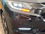 【LEDヘッドライト】悪天候や夜間走行時も良好な視界を確保し安心して運転できる高輝度LEDヘッドライトを装備!点灯速度が早く、消費電力も抑えられています。