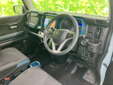 広々とした室内空間は、運転席からの視界も良好。操作しやすい配置で、快適なドライビングをサポートします。