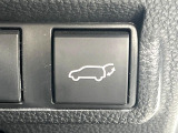 【パワーバックドア】スマートキーや運転席のボタンを押すだけでリアゲートが自動で開閉します!荷物を持っている時や、高い位置にあるバックドアを閉める際に便利な機能です♪