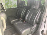 ドライバー視点からの眺めは良好。操作性に優れた内装は、運転に集中できる空間を提供します。快適なドライブをサポートします。